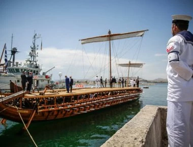 1.100 πολίτες οι τυχεροί που κωπηλάτησαν στην τριήρη «Ολυμπιάς» (φωτό)